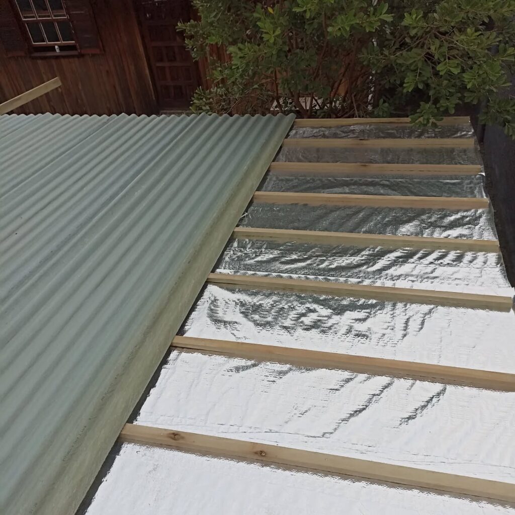 Manutenção de telhados com isolamento térmico e estrutura de madeira reforçada.